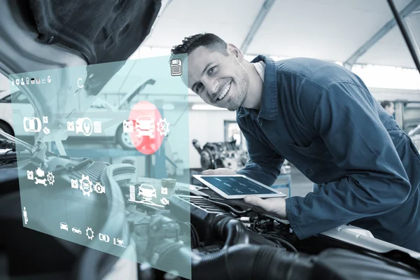 Mecânico usando tablet no carro — Fotografia de Stock