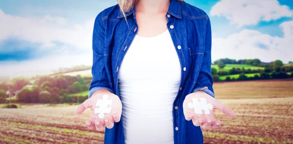 Femme présentant des pièces de puzzle — Photo