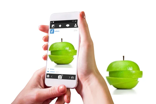 Smartphone mano contro il taglio di mela — Foto Stock