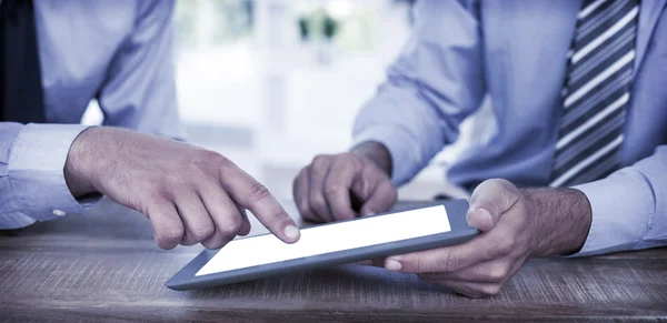 Homens de negócios usando tablet — Fotografia de Stock