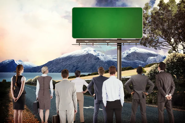 Verksamhet team mot billboard — Stockfoto