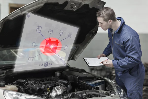 Mechaniker mit Klemmbrett untersucht Auto-Motor — Stockfoto