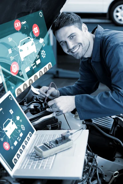 Mekaniker med laptop på bil — Stockfoto