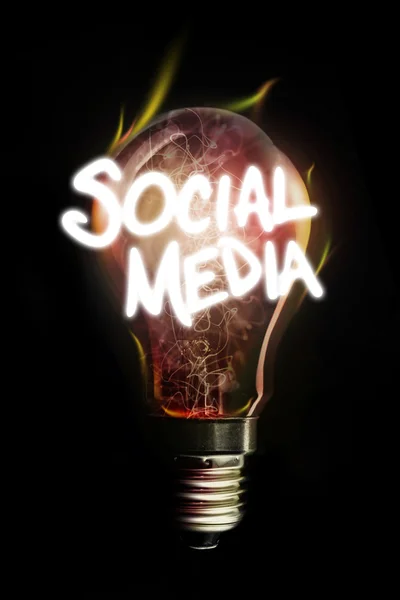 Soziale Medien gegen Glühbirne — Stockfoto