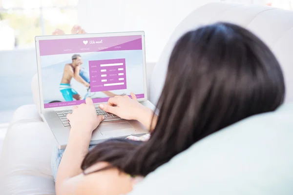 Vrouw met laptop — Stockfoto