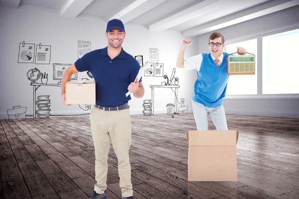 Entrega homem com pacote e área de transferência — Fotografia de Stock