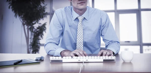 Affärsman att skriva på sitt skrivbord — Stockfoto