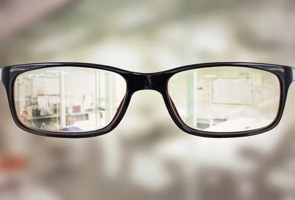 Композитне зображення окулярів проти класу — стокове фото