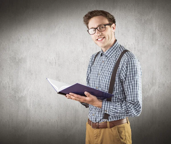 Geeky Student liest ein Buch — Stockfoto