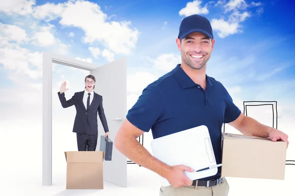 Homem de entrega com caixa de papelão — Fotografia de Stock