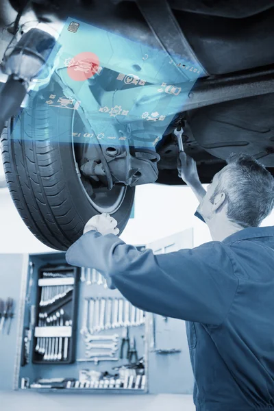 Mechaniker untersucht unter dem Auto — Stockfoto