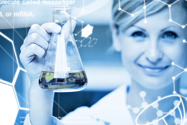 Wissenschaftler mit einem Erlenmeyer — Stockfoto