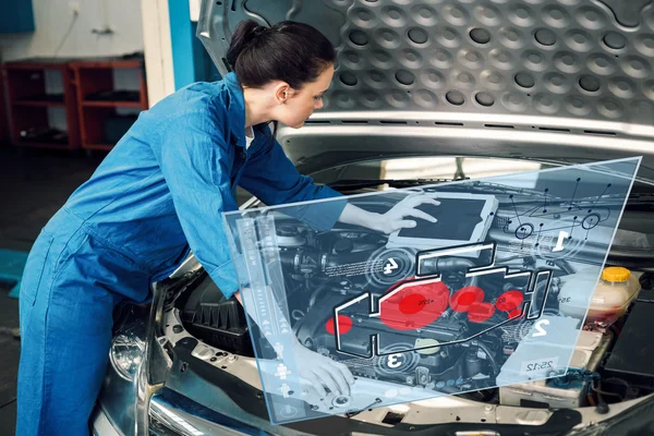 Mechanik za pomocą tabletu naprawić samochód — Zdjęcie stockowe