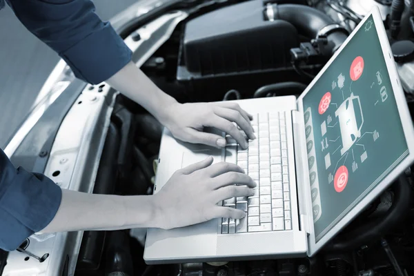 Mechanic laptop gebruikt op auto — Stockfoto