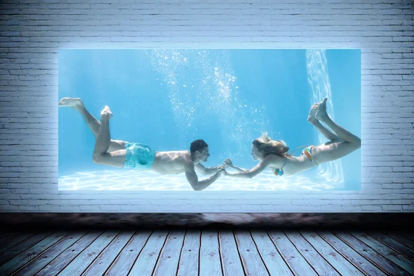 Pareja cogida de la mano bajo el agua — Foto de Stock