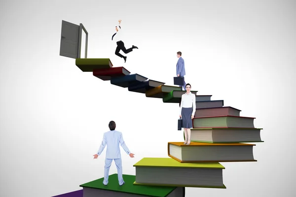 Geschäftsleute gehen auf Büchertreppe — Stockfoto
