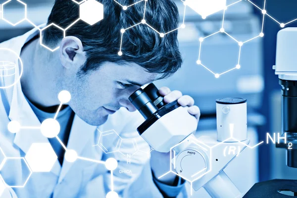 Αρσενικό επιστήμονας αναζητούν μέσα από ένα μικροσκόπιο — Φωτογραφία Αρχείου