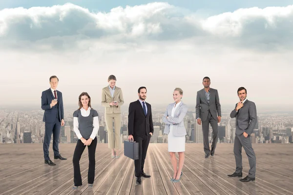 Equipo de negocios contra balcón con vistas a la ciudad — Foto de Stock