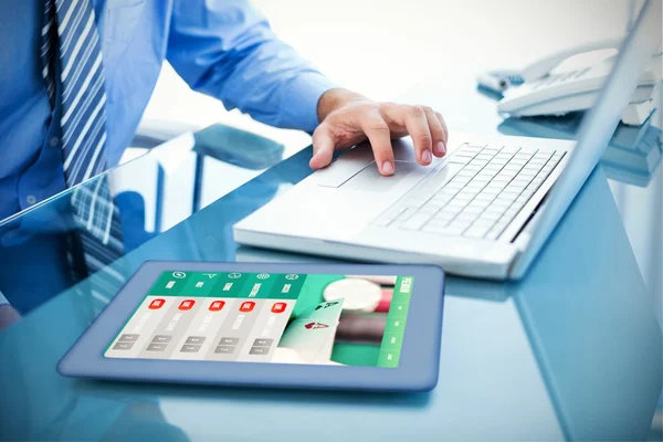 Geschäftsmann mit Laptop — Stockfoto