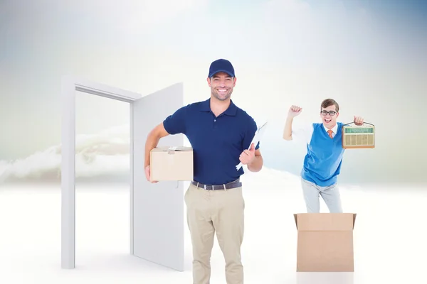 Homem da entrega com pacote — Fotografia de Stock