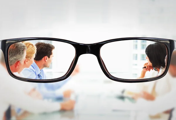 Glazen tegen mensen uit het bedrijfsleven — Stockfoto