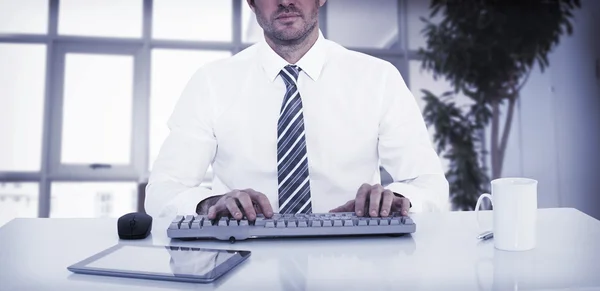 Zakenman werkt aan zijn bureau — Stockfoto