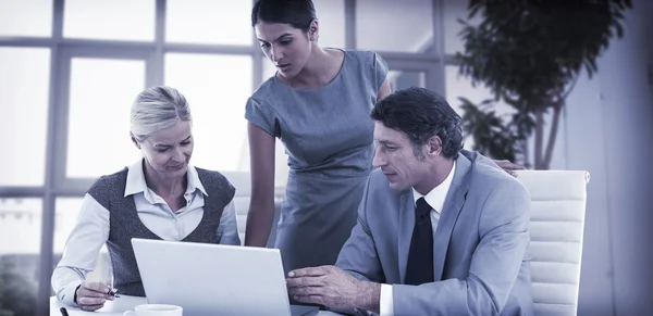 Zakenmensen die laptop gebruiken — Stockfoto