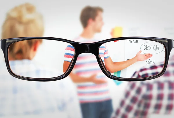 Okulary przeciw projektant z kolegami — Zdjęcie stockowe