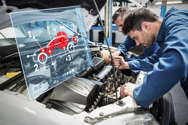 Mechaniker arbeiten zusammen — Stockfoto