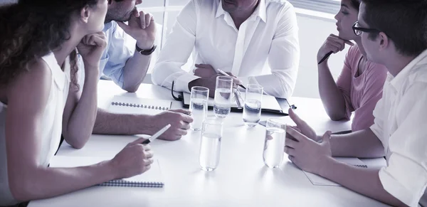 Geschäftsleute diskutieren am Tisch — Stockfoto