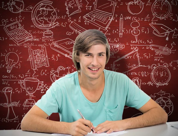 Estudiante trabajando contra escritorio —  Fotos de Stock