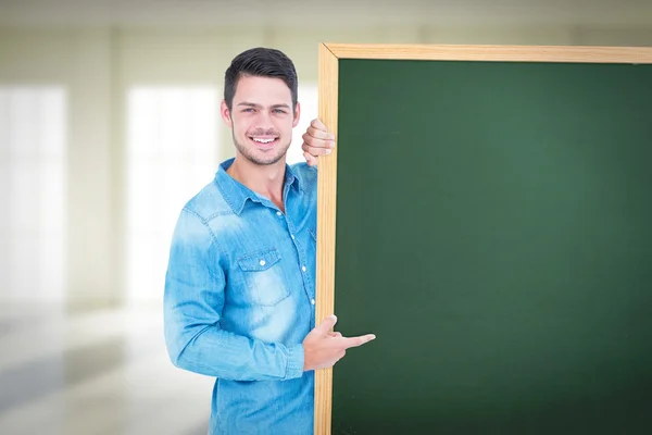 Hombre feliz apuntando a la tarjeta — Foto de Stock