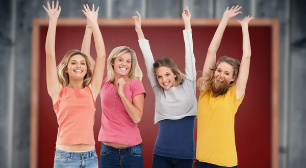 Sonrientes chicas celebra saltar — Stockfoto