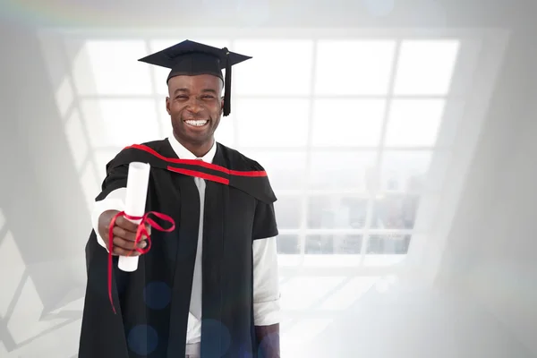 Uomo sorridente alla laurea — Foto Stock