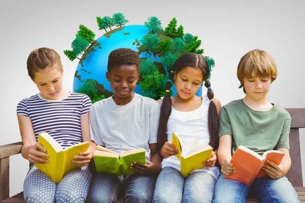 Bambini che leggono libri al parco — Foto Stock