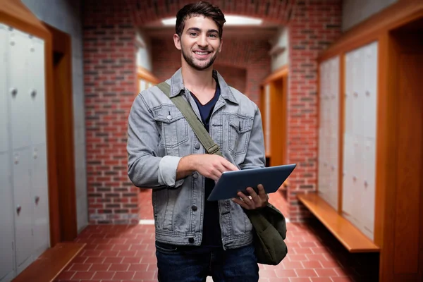 Student using tablet in library — Stock Photo, Image