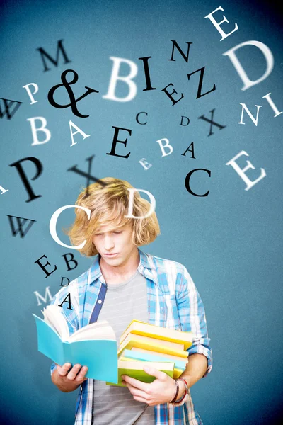 Student čtení proti modré — Stock fotografie