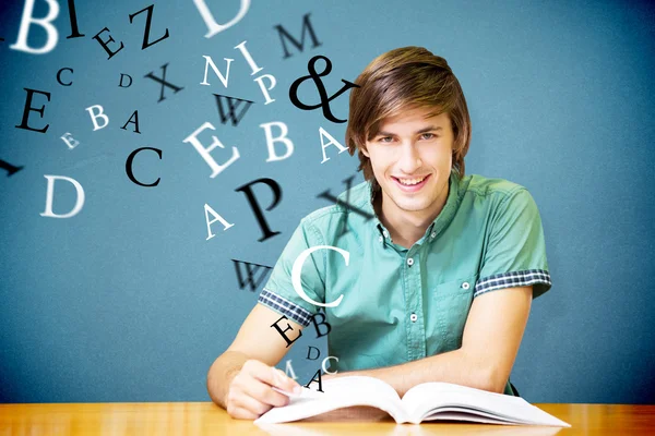 Studentin sitzt in Bibliothek beim Lesen — Stockfoto