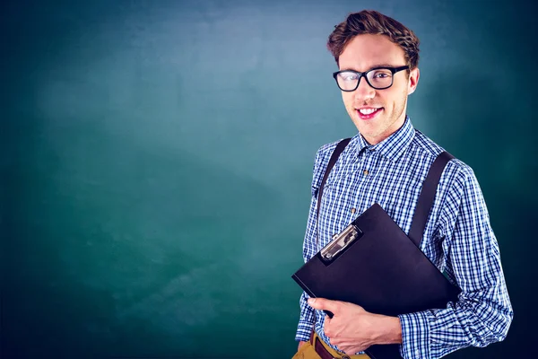 Geeky empresario sosteniendo un portapapeles —  Fotos de Stock