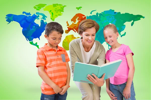 Teacher reading book with pupils — Stock Photo, Image
