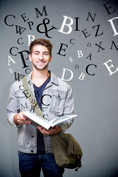 Étudiant souriant dans la bibliothèque — Photo