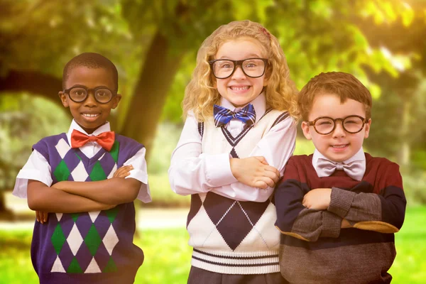 Niños de escuela contra árboles —  Fotos de Stock