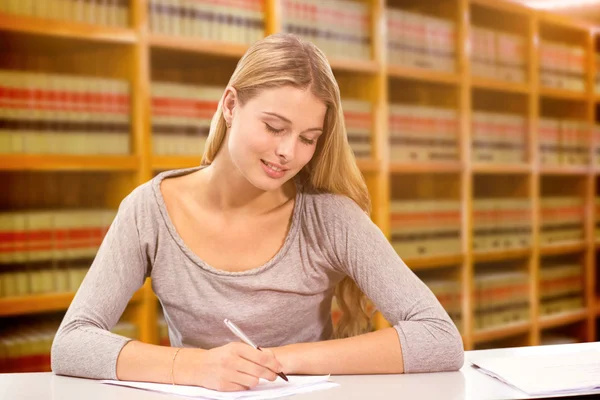 Studente che lavora contro libreria — Foto Stock