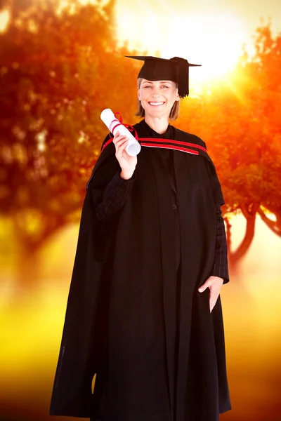 Blondynka świętować sukces z dyplomem — Zdjęcie stockowe