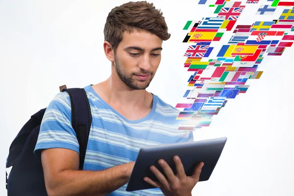 Estudante universitário masculino usando tablet digital — Fotografia de Stock