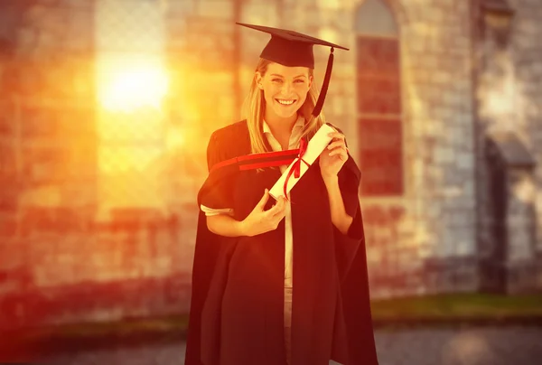 Mujer sonriendo en su graduación — Foto de Stock