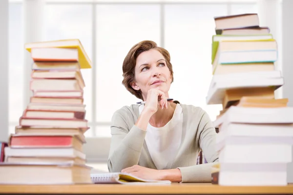 Przemyślane nauczyciel w bibliotece — Zdjęcie stockowe