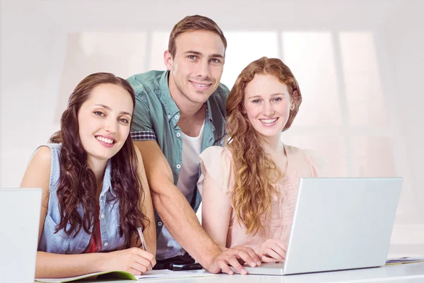 Modestudenten mit Laptop — Stockfoto