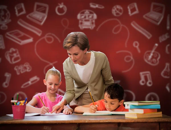 Leraar helpt leerlingen in bibliotheek — Stockfoto