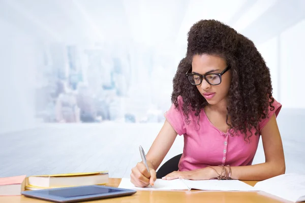 Student zitten schriftelijk bibliotheek — Stockfoto